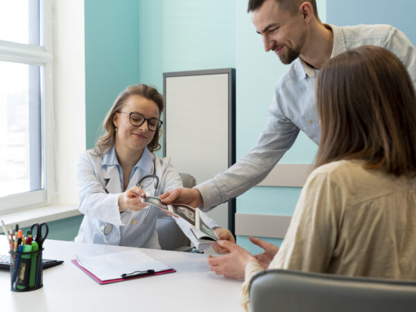 Doctor's-discussion-with-patient