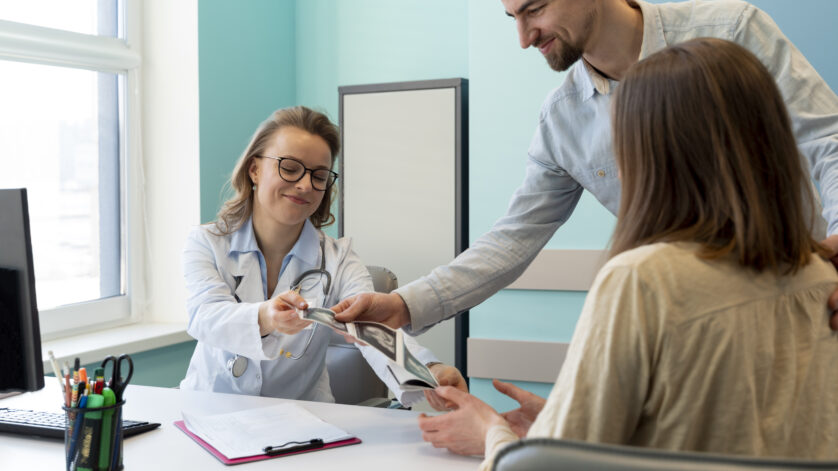 Doctor's-discussion-with-patient